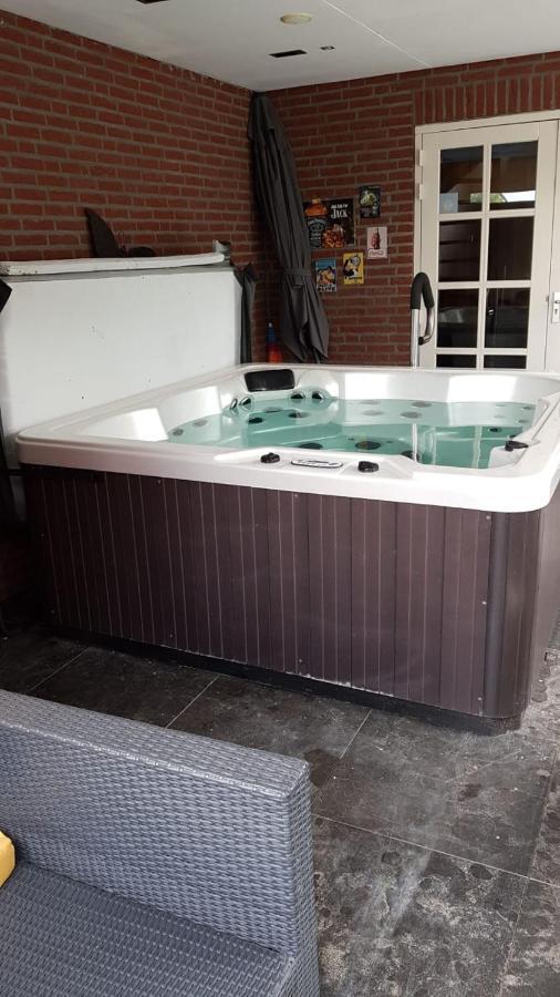 Het Gildehuis met sauna en jacuzzi Stevensweert Buitenkant foto