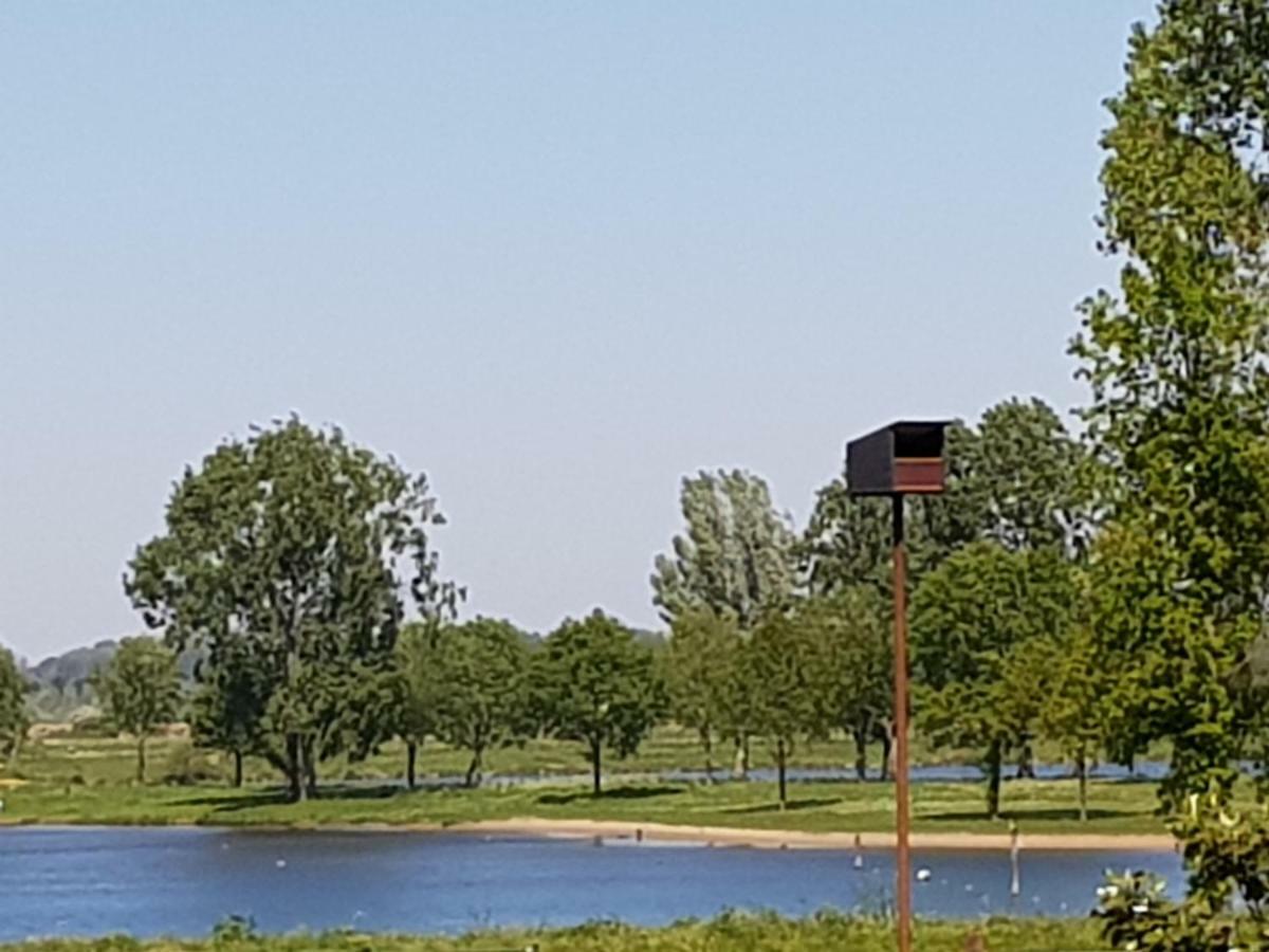 Het Gildehuis met sauna en jacuzzi Stevensweert Buitenkant foto