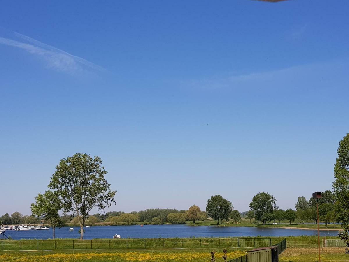 Het Gildehuis met sauna en jacuzzi Stevensweert Buitenkant foto